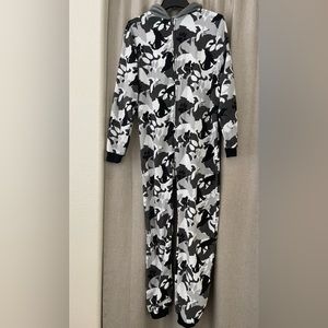 Boys Cat & Jack onesie wolf pajama! In like new condition. Size XL.